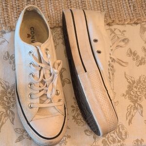 CONVERSE WHITE PLATFORM SHOES SIZE 5 MEN ( ÉQUIVALENT OF 7.5 WOMAN)